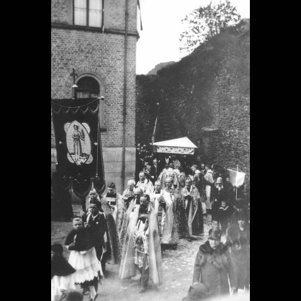 Werner-Prozession 1928 vor der Synagoge in Oberwesel